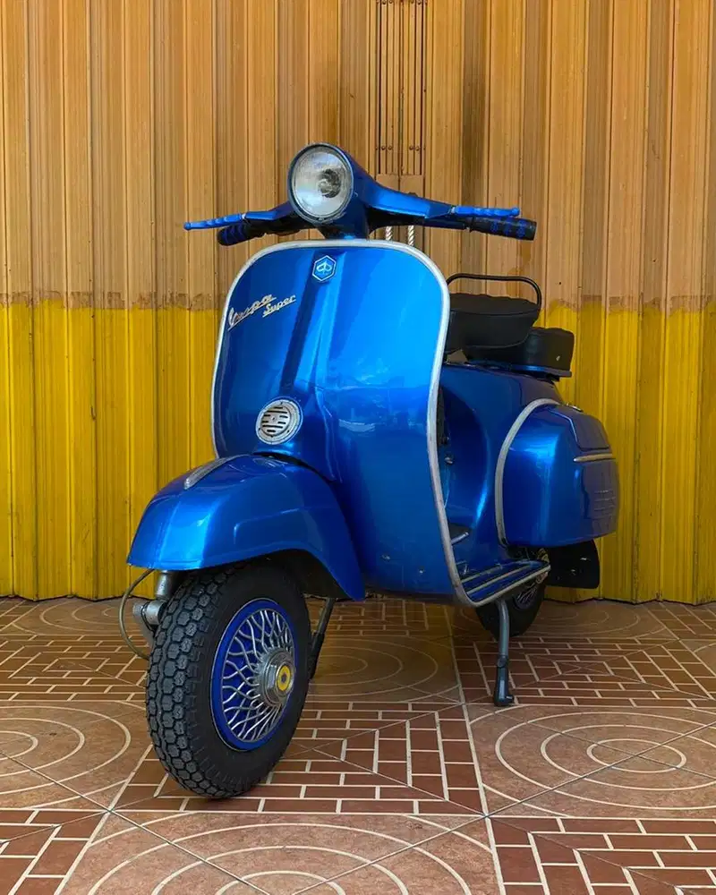 Vespa Super Lampu Bulat Emblem Latin Tahun 1974
