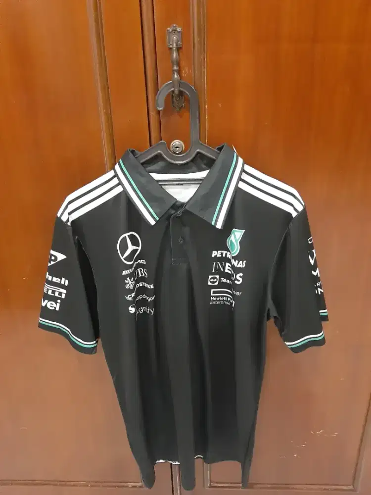 Poloshirt Adidas F1 Mercedes Benz AMG Petronas Crowdstrike F1 XL Hitam