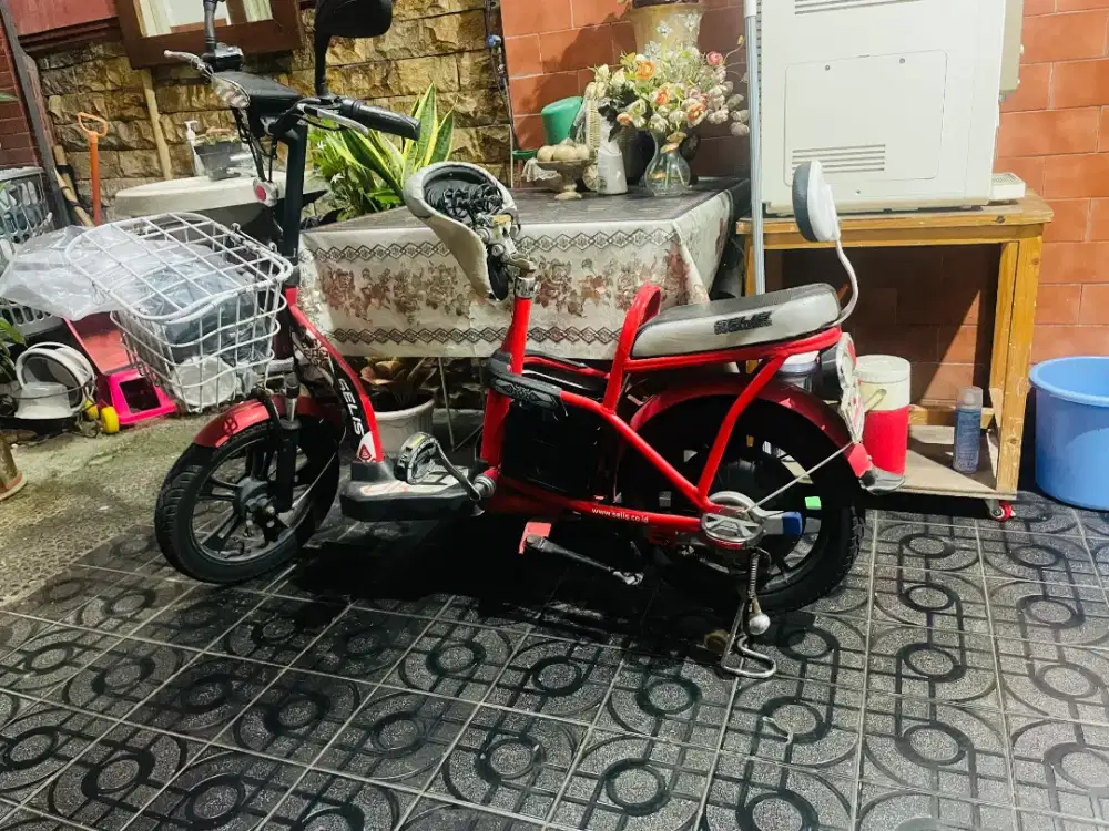 sepedah listrik selis kondisi bagus terawat