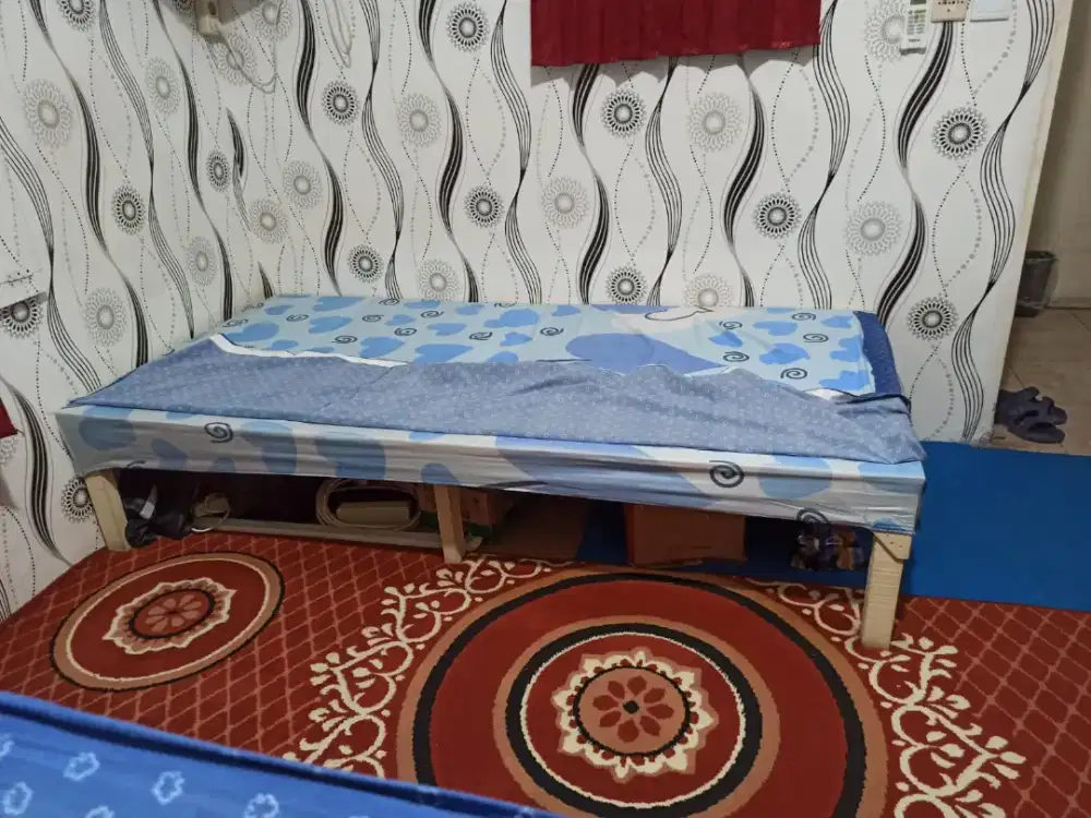 Tempat tidur kayu