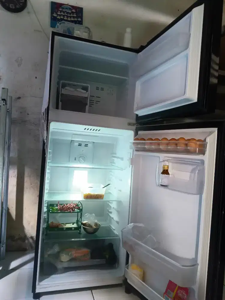 Di jual kulkas 2pintu merk Polytron
