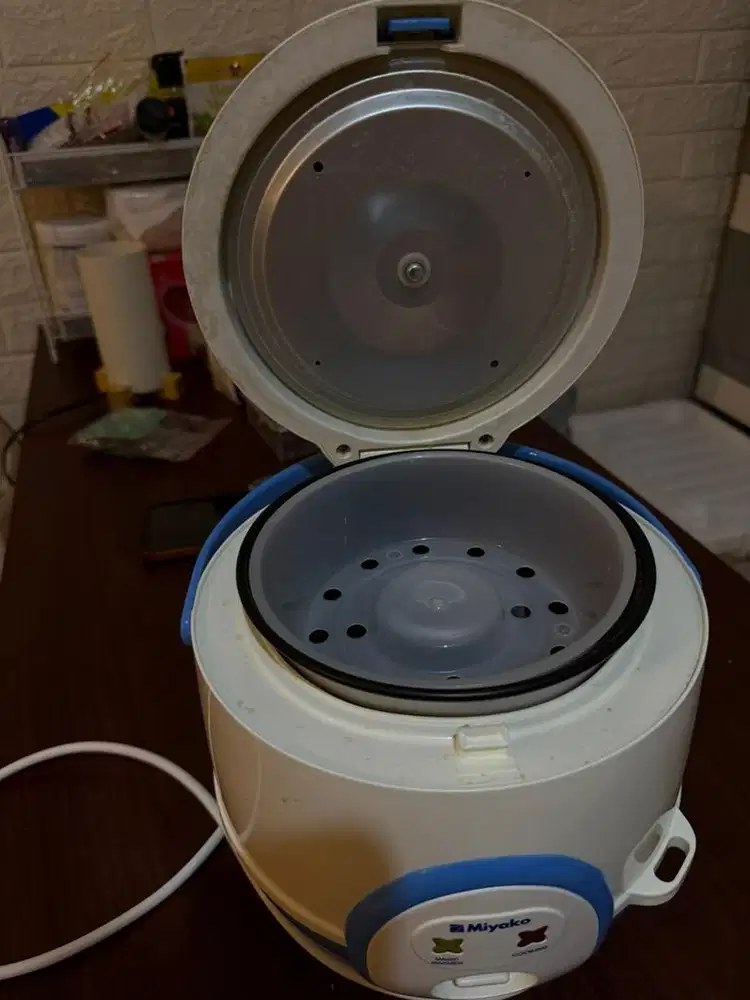 Miyako rice cooker 0,6liter Biru