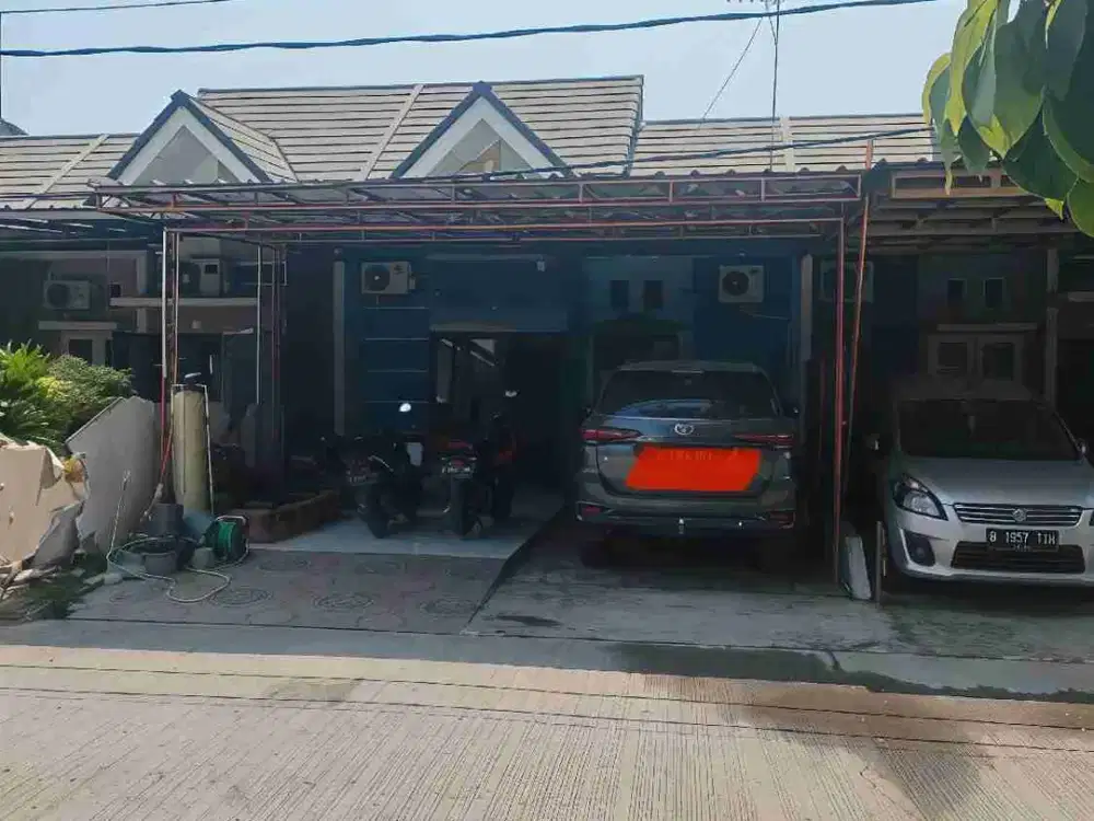 Rumah Bagus depan Taman Dibawah Pasaran Bangunan 1 1/2 Lantai