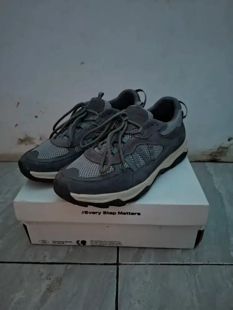 sepatu sneakers merk Walko size 44 fit 43 kondisi LIKENEW