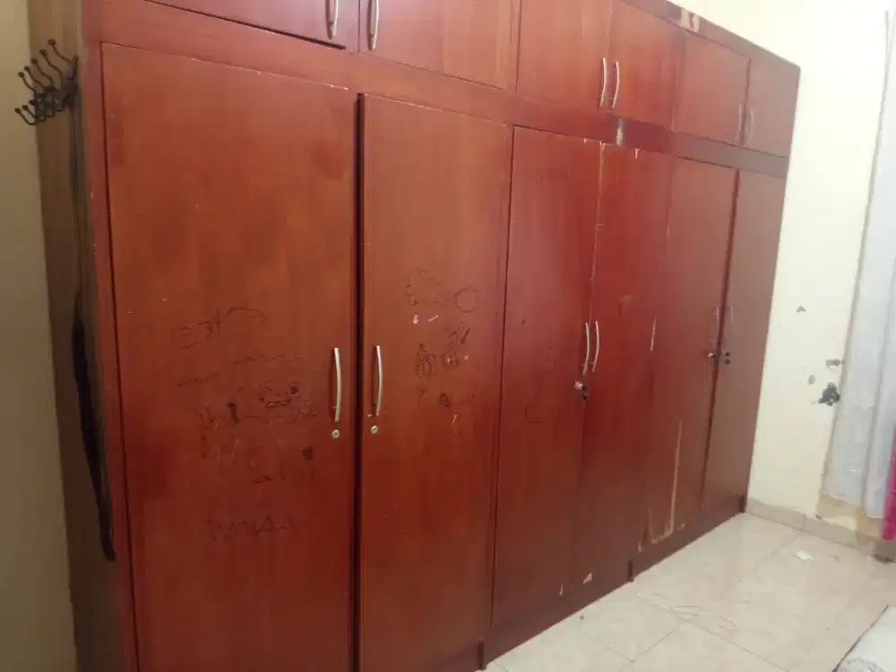 Lemari pakaian kayu