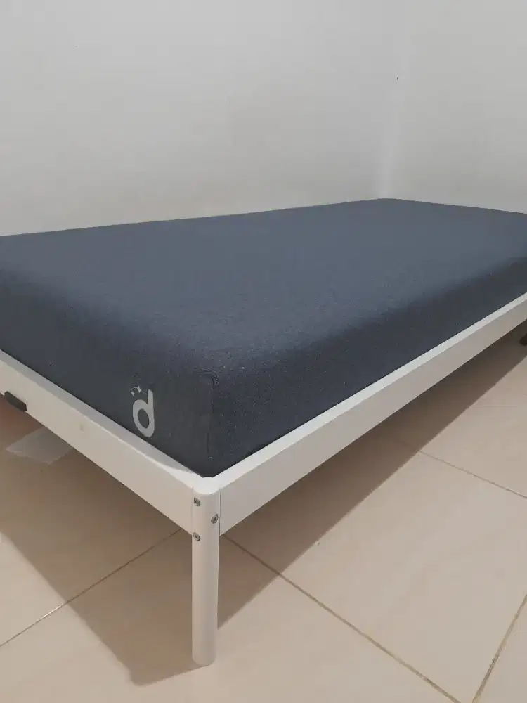 Rangka tempat tidur Ikea dan matrass domi