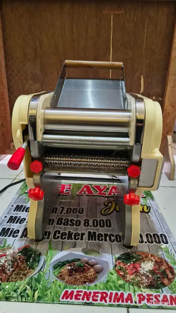 Gerobak mie ayam lengkap dan mesin mie elektrik