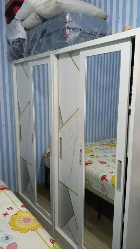 Lemari baju pintu geser