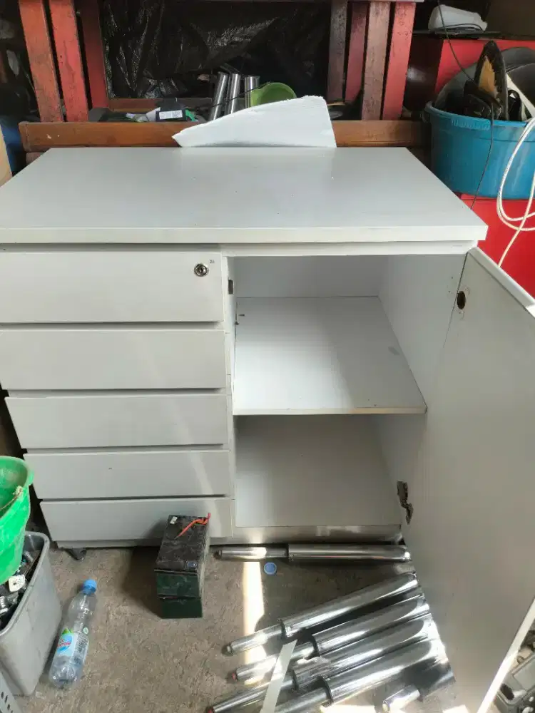 Lemari mini/nakas bahan multipleks tebal lapisan HPL, Bekas bagus