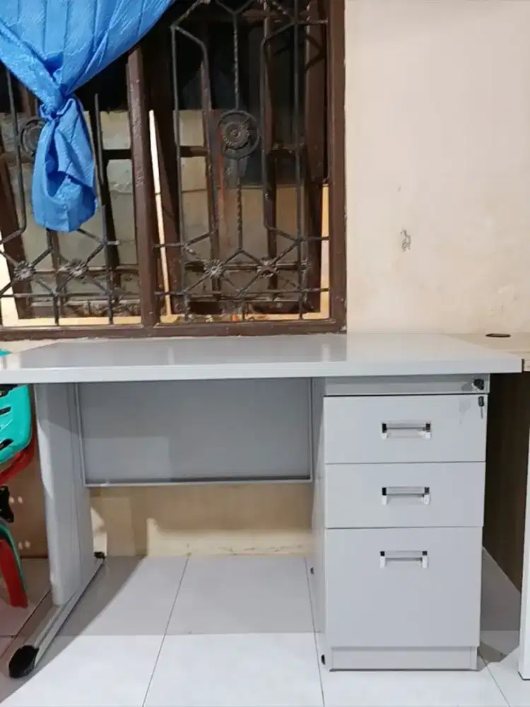 Meja Kerja 1/2 Biro Plat Besi