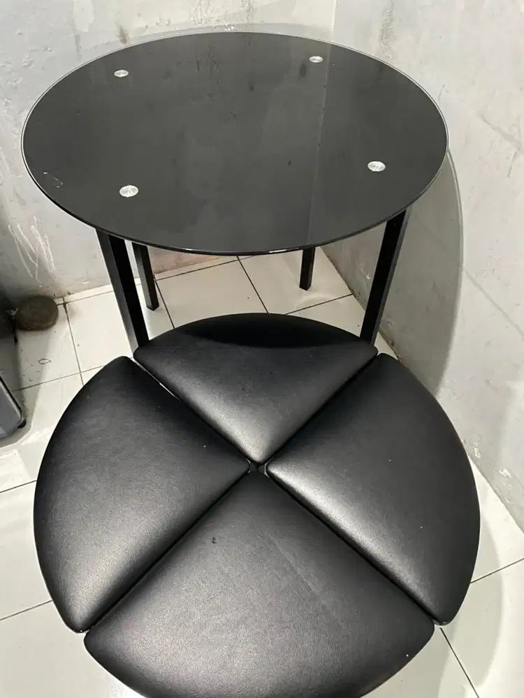 Meja Makan Cocok untuk keluarga kecil