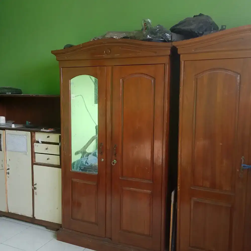 Dijual sebuah almari