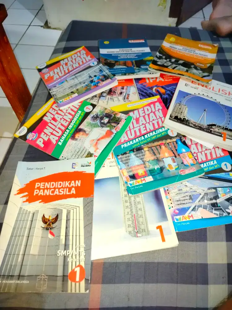 Buku Sekolah SMP kelas 1 atau kelas VII
