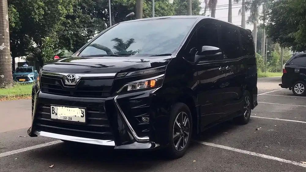 Toyota Voxy 2018 akhir Hitam