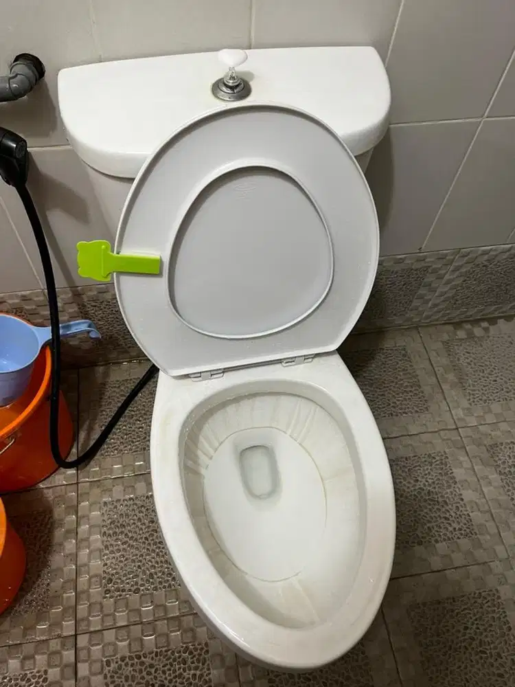 Kloset duduk kamar mandi