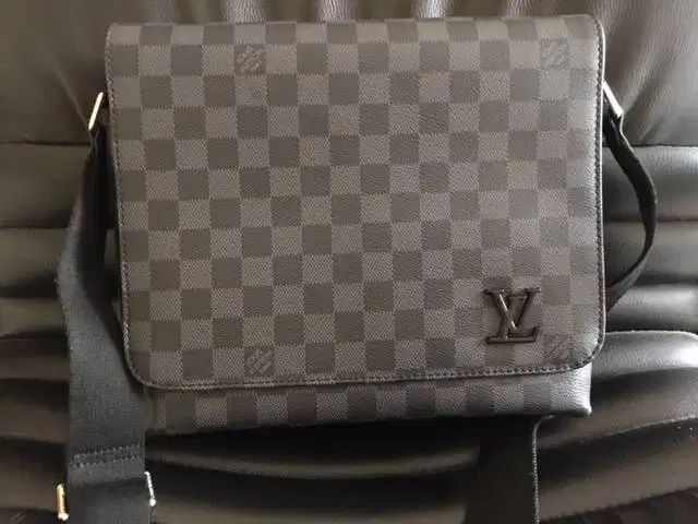 Tas LV Pria Selempang Bandung Keren Cocok Buat Anda