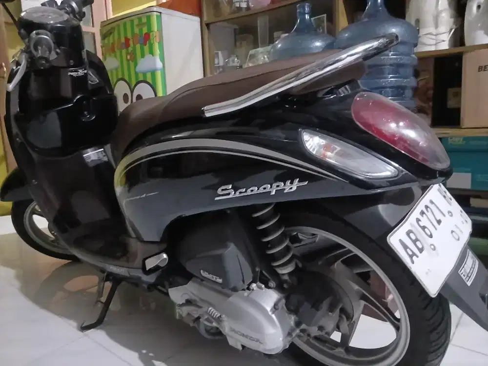 Honda scoopy 100cc warna hitam - coklat