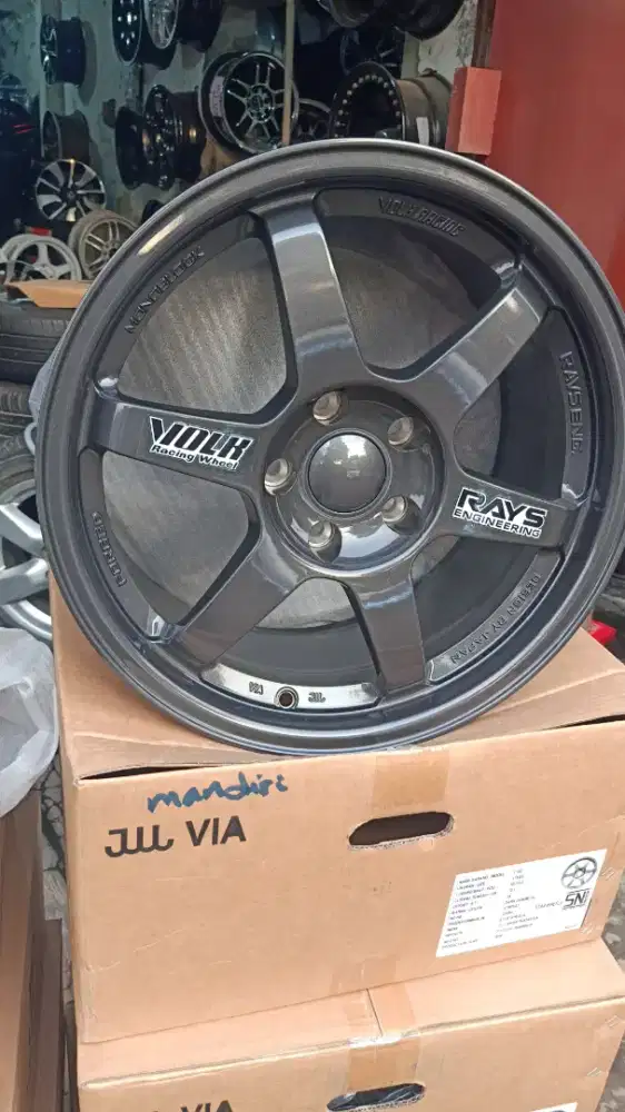 Te 37 R 17x8.5in ET 35 hole 5 pcd 114,3 gunmetal