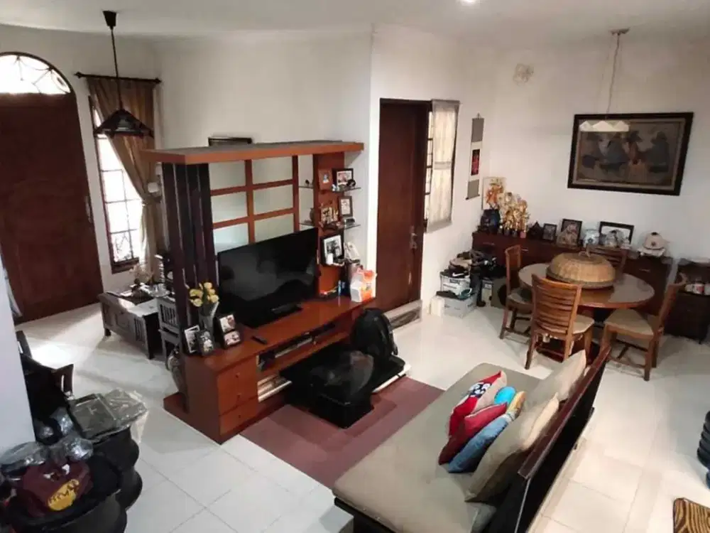 Rumah Semi Furnished Hadap Selatan dengan 6 Kamar Tidur di BSD Tangsel