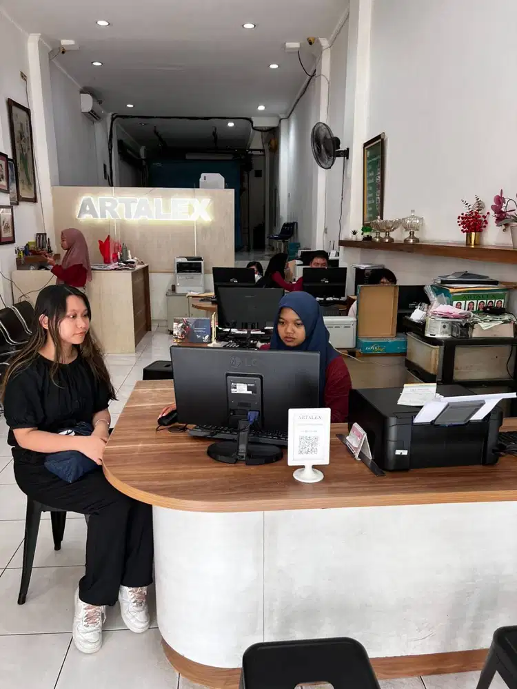 Dibutuhkan KARYAWATI untuk pegawai toko visa & foto Jakarta Pusat