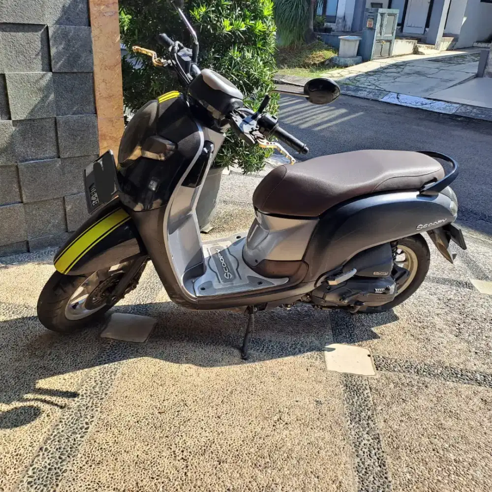 Scopy 2018 warna hitam