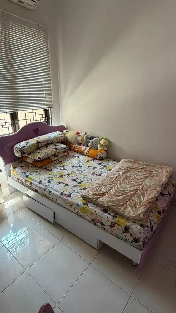 Dipan + kasur + meja n kursi belajar
