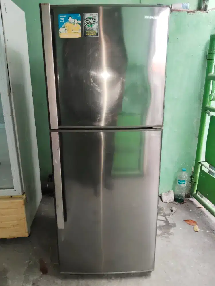 Kulkas sharp 2 pintu kondisi normal dingin beku siap pakai