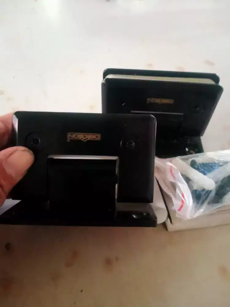 Di jual engsel pintu shower tembok dekson