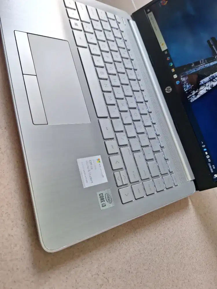 Bismillah di jual laptop hp14 slim core i3gen10 siap pakai baterai oke