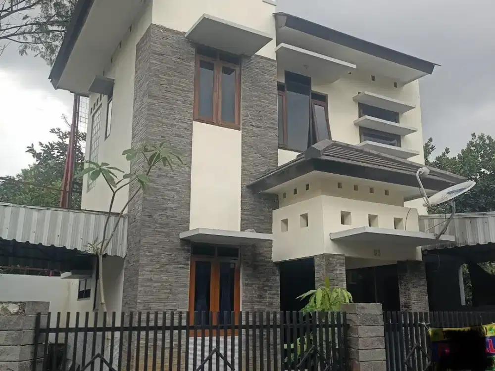 Dijual Rumah Siap Huni Dalam Perumahan Strategis Dekat Stasiun Kiaracondong Bandung Nyaman • Strategis • Cocok untuk Hunian Keluarga