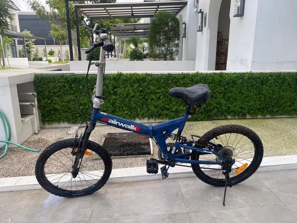 SEPEDA LIPAT ACE AIRWALK BERWARNA BIRU DENGAN SUSPENSI