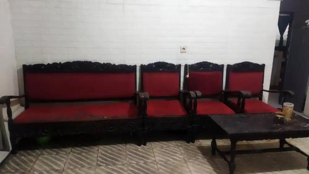 SATU SET MEJA DAN KURSI UKIRAN JATI