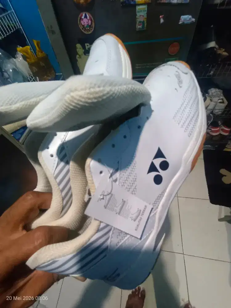 Sepatu yonex size 41
