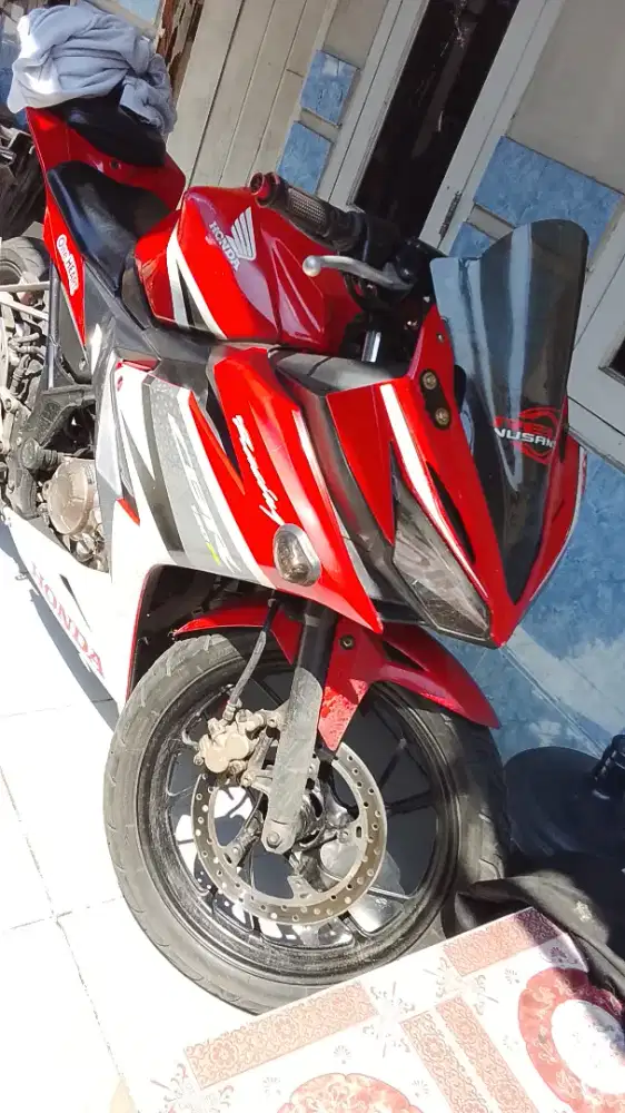 Honda CBR 150 warna merah