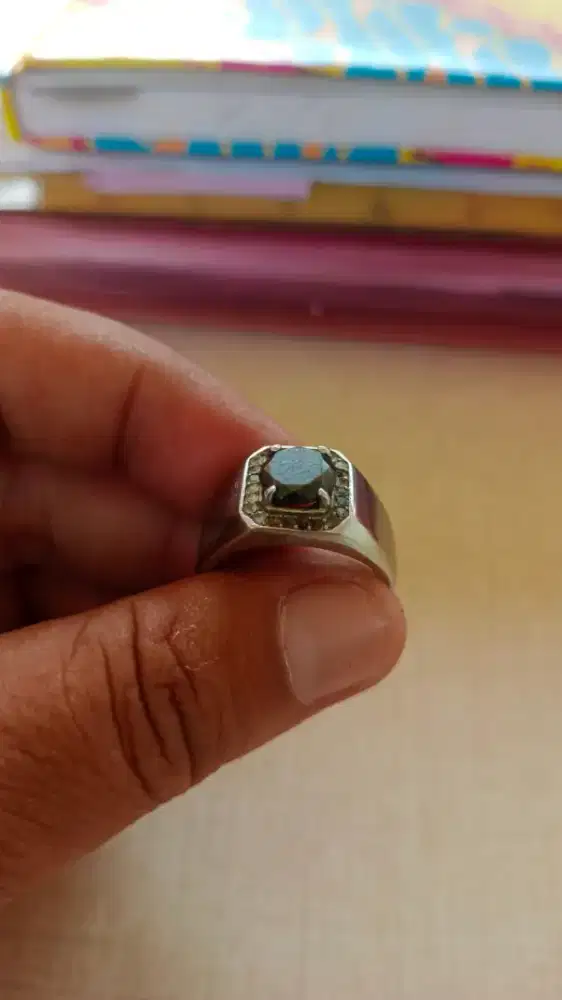 Bismillah barang kali ada yg minat. 3'7 carat black diamond