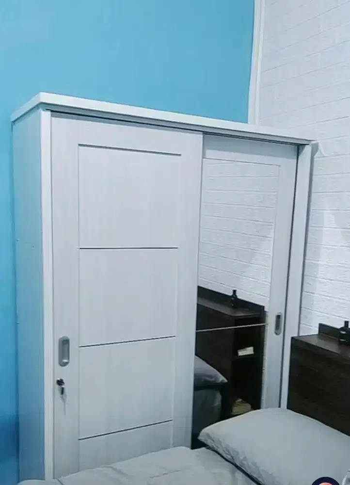 Lemari Baju Putih
