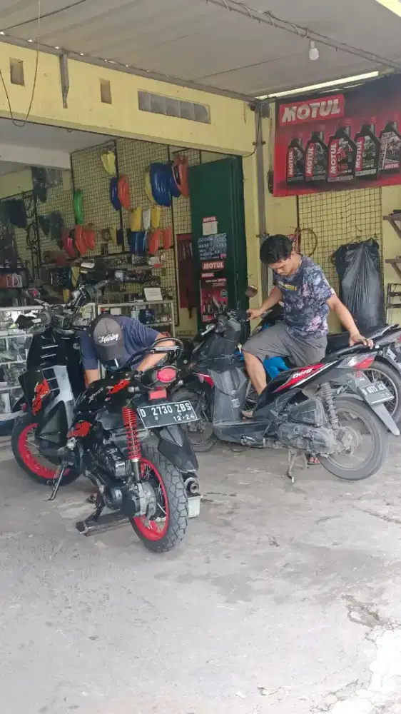 Mekanik Montir Bengkel Motor Service & Variasi