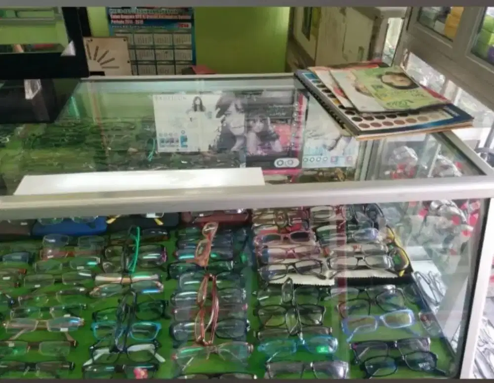 Etalase bekas Kc mata dan ponsel