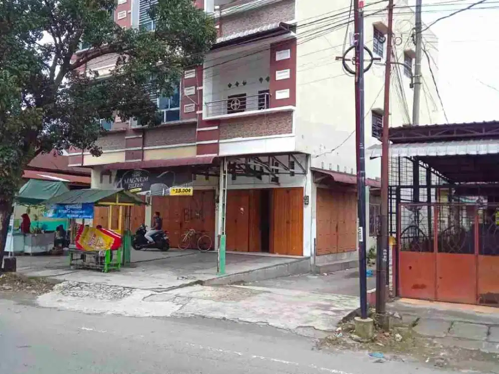Di Jual Rumah Hook 3 1/2 Lantai - Lokasi Strategis