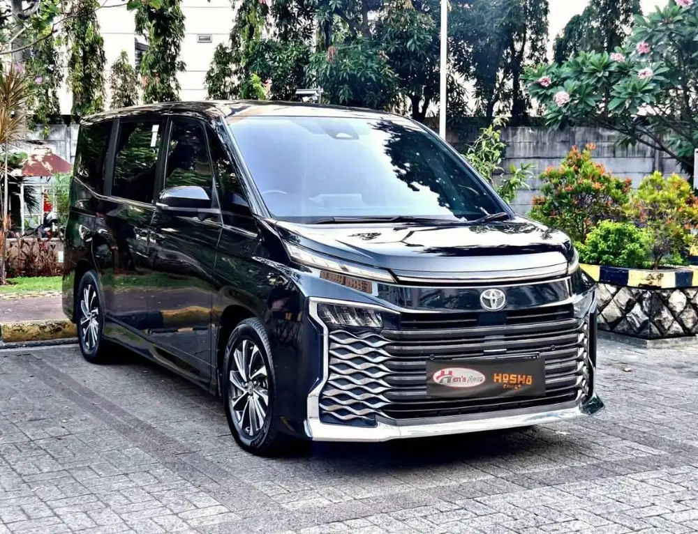 Toyota Voxy 2.0 Matic Hitam 2022
