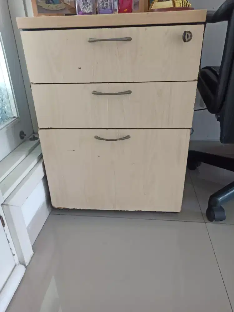 Lemari sekaligus rak kantor