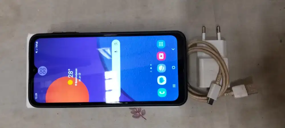 HANDPHONE SAMSUNG M 12