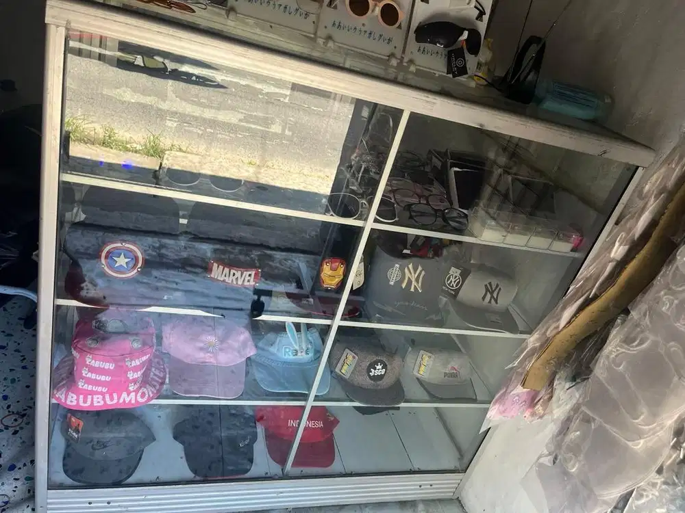 Etalase kaca bagus