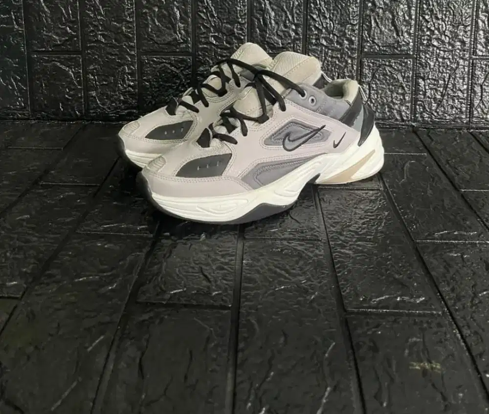 Sepatu merk Nike MK2