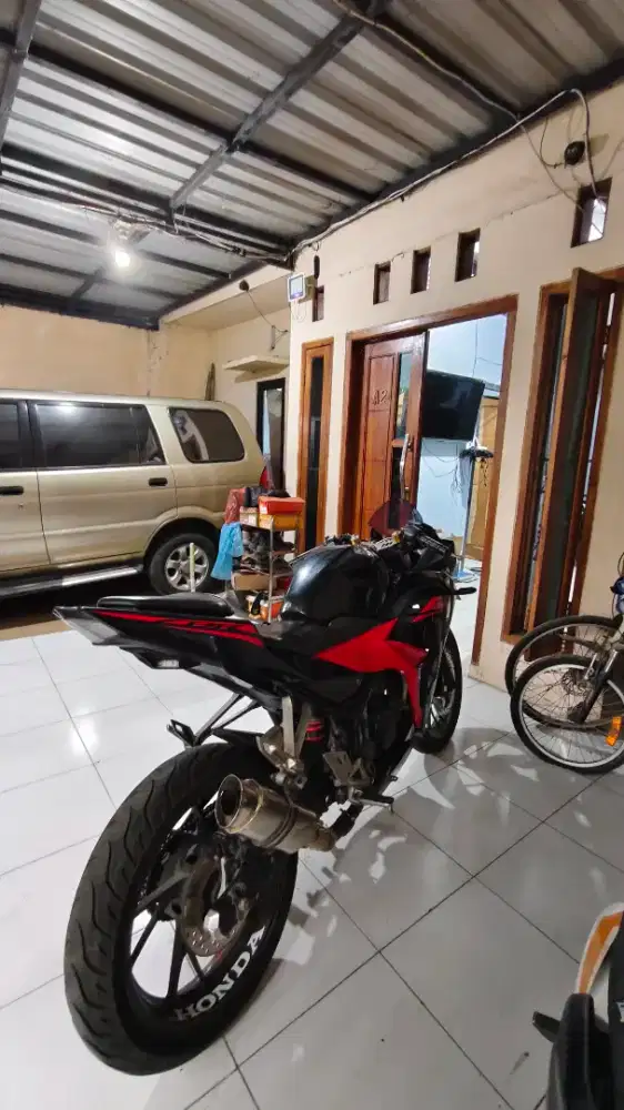 Dijual CB150 R warna hitam merah