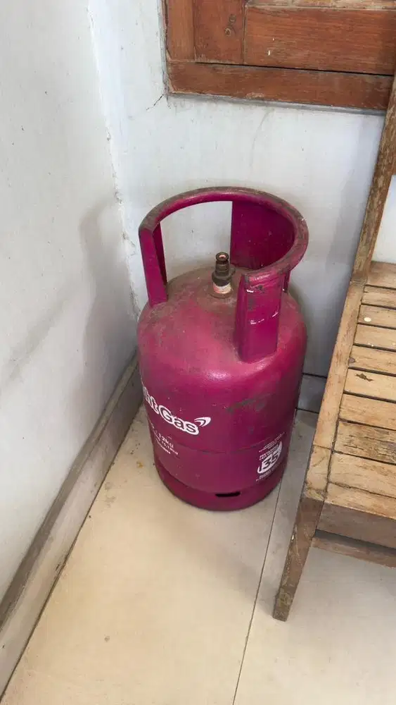 Tabung gas 12 Kg dan isi setengah