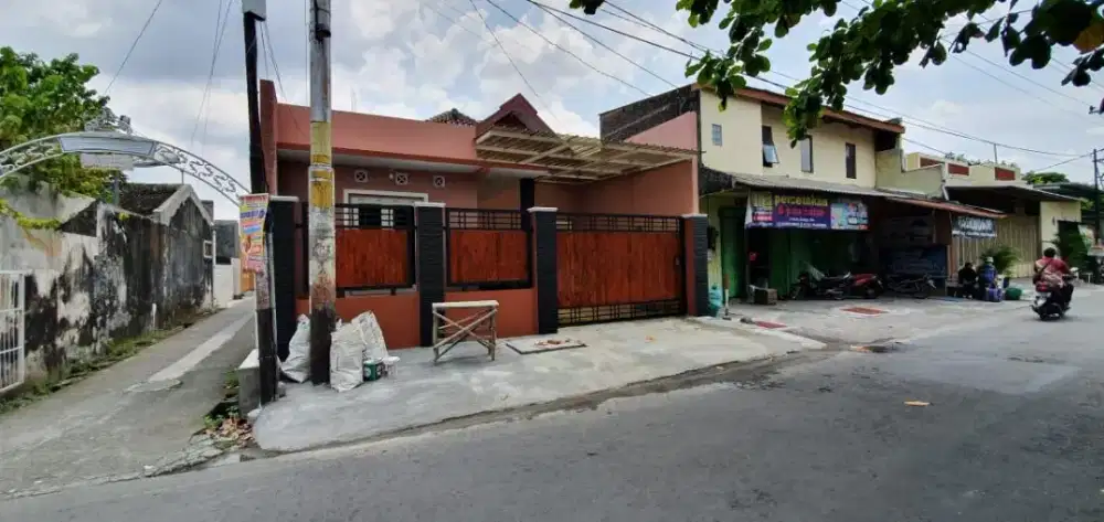 Dijual rumah pinggir jalan