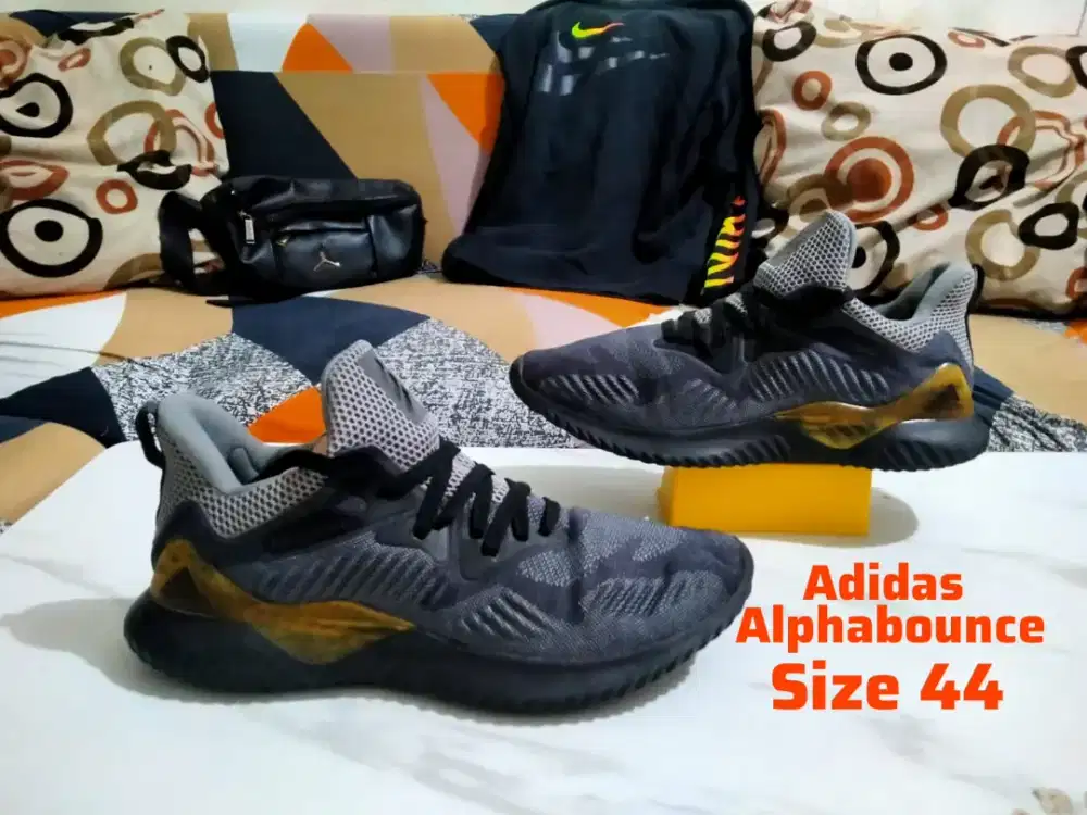 Sepatu Running Adidas Alphabounce