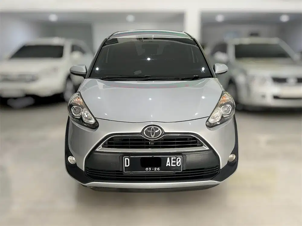 Toyota Sienta tipe V matic 2016 silver siap pakai