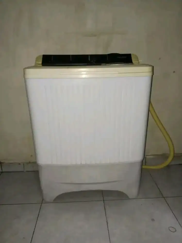 Mesin cuci 2 tabung Polytron